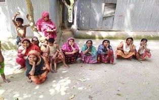 শহরের সাহায্য হাত বাড়ালেও গ্রামের মানুষ চেয়ে দেখে চেয়ারম্যান মেম্বার দিকে