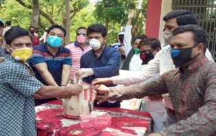 সদরপুরে কর্মহীন এক হাজার পরিবারকে ত্রাণ দিলেন এমপি নিক্সন 