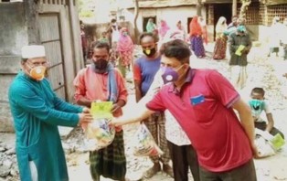 বিরামপুরে ফোরাম-৮২ কল্যাণ পরিষদের খাদ্যসামগ্রী বিতরণ