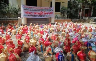 নির্বাচনী এলাকায় সাবেক এমপি জুয়েল চৌধুরীর ত্রাণ বিতরণ