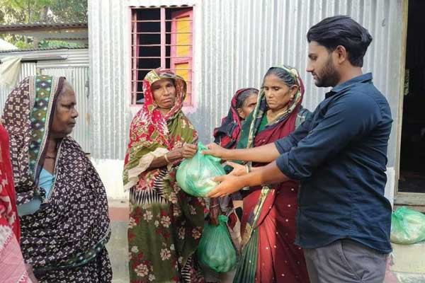 নিজ উদ্যোগ ১০০ পরিবারকে ত্রাণ দিলেন তৃণমূল ছাত্রনেতা মাসুদ