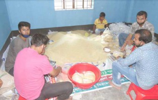 বিরামপুর সমবায় সমিতির উদ্যোগে খাদ্যসামগ্রী বিতরণ