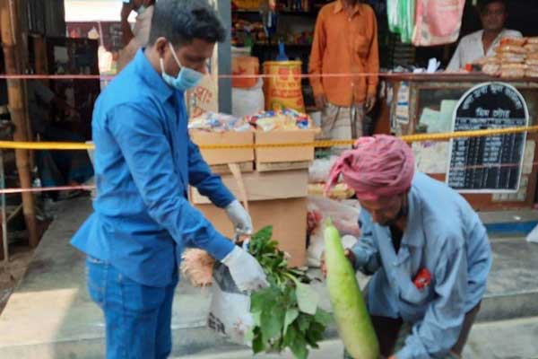অসহায় পথচারীর দায়িত্ব নিলেন পুলিশ সদস্য