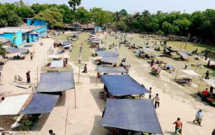 ঝিনাইদহে করোনা প্রতিরোধে কাঁচা বাজারগুলো হাইস্কুল মাঠে স্থানান্তর 