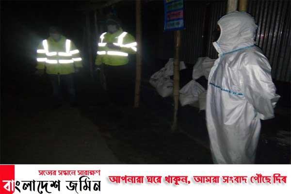 লালমনিরহাটে রাতে পুলিশের ত্রাণ বিতরণ