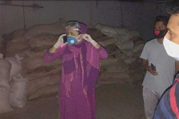 যুবলীগ নেতার গুদাম থেকে ১২ শ' বস্তা চাল জব্দ