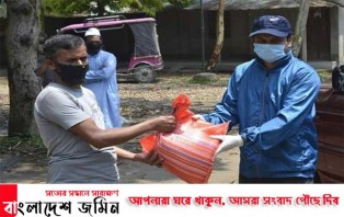 বৃষ্টিতেও অসহায় মানুষের মাঝে খাবার বিতরণ