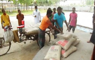 ঈদগাহের কাজে সিমেন্ট দিলেন সমাজসেবক আব্দুল মালেক