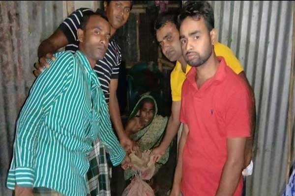 সালথায় রাতে বাড়িতে বাড়িতে গিয়ে ত্রাণ বিতরণ