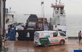 দৌলতদিয়া ফেরি ঘাটে অবাদে পার হচ্ছে প্রাইভেট গাড়ি