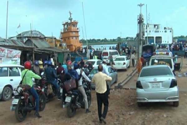 করোনা- ঝুঁকি উপেক্ষা করে ফেরিঘাটে যাত্রীদের ভিড়