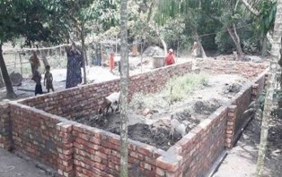 আদালতের মামলা চলমান, জমিতে পাকা ঘর নির্মানের চেষ্টা