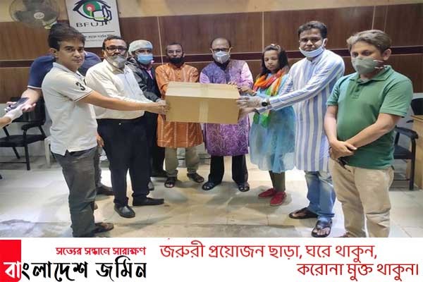 ডিইউজেকে পিপিইসহ সুরক্ষা সামগ্রী দিলেন দেশবন্ধু গ্রুপ