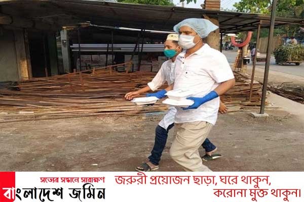 ঝিনাইদহে অসহায় পথচারী ও দোকানীদের মাঝে ইফতার বিতরণ 