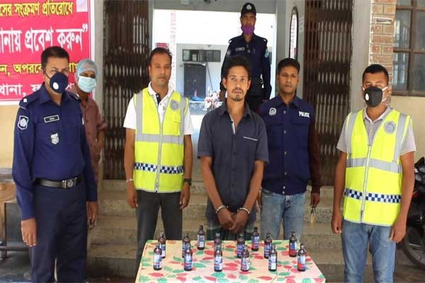 সদরপুরে ফেন্সিডিল ব্যাবসায়ী আটক
