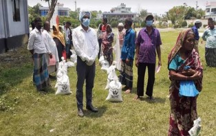 সালথা উপজেলা প্রশাসনের  ত্রাণ বিতরণ
