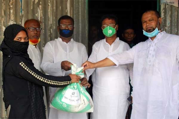 বোয়ালমারীতে জেলা পরিষদের ত্রাণ বিতরণ