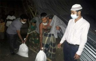 সালথায় কালবৈশাখী ঝড়ে ক্ষ‌তিগ্রস্থ‌দের পাশে উপ‌জেলা প্রশাসন