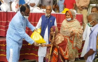 টাঙ্গাইলের খাদ্য সামগ্রী ও নগদ অর্থ বিতরণ