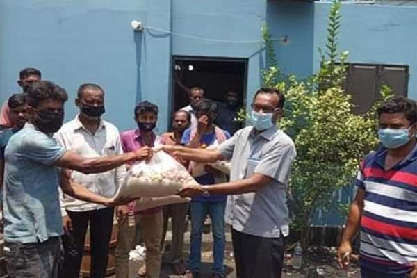 পাবনায় শ্রমিকের মাঝে খাদ্যসামগ্রী বিতরণ 