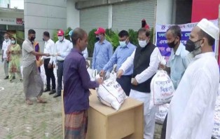 গোপালগঞ্জে অসহায় মানুষের মাঝে এনআরবি ব্যাংকের খাদ্যসামগ্রী বিতরণ
