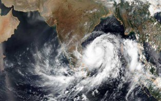 বুধবার সন্ধ্যায় বাংলাদেশ উপকূল অতিক্রম করবে ‘আম্ফান’