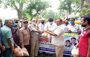 গাইবান্ধায় শ্রমিক কর্মচারীদের ঈদ সামগ্রী বিতরণ