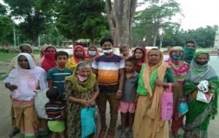 নিজের কেনাকাটার টাকায় অসহায়দের ঈদ উপহার দিলেন রাবি ছাত্রলীগ নেতা