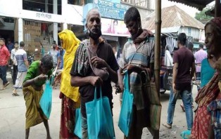 সালথা অনলাইন সাংবা‌দিক ফো‌রামের পক্ষ থে‌কে অসহায়দের মাঝে ঈদ উপহার'