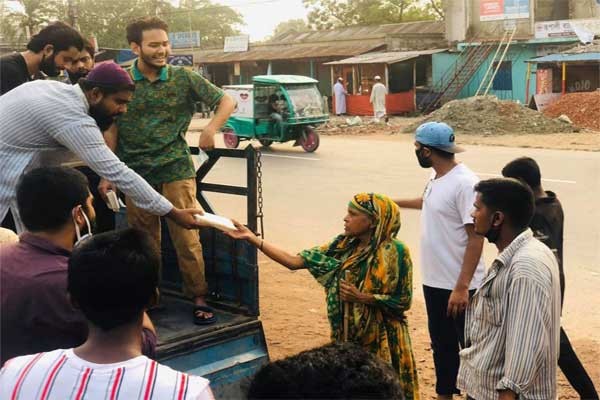এতিমখানা ও হতদরিদ্রদের মাঝে যুবকদের ইফতার বিতরণ