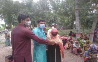 নগরকান্দায় আ'লীগ নেতা জামাল মিয়ার ঈদ বস্ত্র বিতরণ