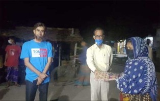 গভীর রাতে ঈদ উপহার পৌঁছে দিলেন ইউএনও ইকবাল হোসেন