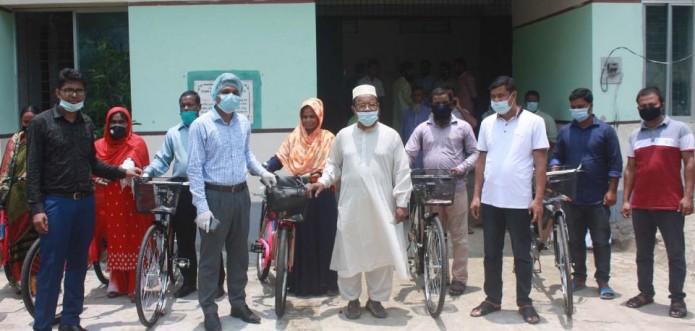 সালথায় প্রাণিসম্পদ দপ্তরের বাইসাইকেল ও গবাদি পশুখাদ্য বিরতণ