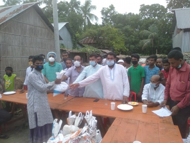 সালথার রামকান্তপুরে সংসদ উপনেতার পক্ষে খাদ্যসামগ্রী বিতরণ