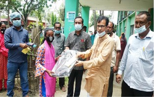 ফুলবাড়ীতে নৃ-গোষ্ঠীর শিক্ষার্থীদের মাঝে নগদ অর্থসহ শিক্ষা উপকরণ বিতরণ