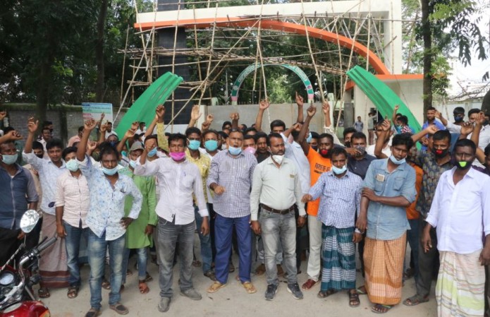 বেতনভাতার দাবিতে বড়পুকুরিয়া কয়লাখনি গেটে শ্রমিকদের বিক্ষোভ-সমাবেশ