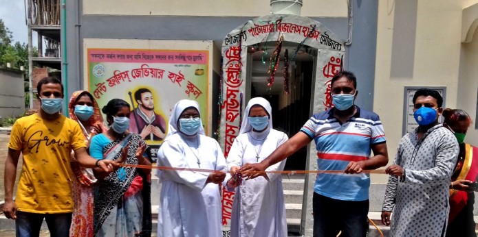 দিনাজপুর সেন্ট ফ্রান্সিস্ জেভিয়ার হাই স্কুলে জীবাণুনাশক টানেলের উদ্বোধন