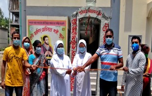 দিনাজপুর সেন্ট ফ্রান্সিস্ জেভিয়ার হাই স্কুলে জীবাণুনাশক টানেলের উদ্বোধন