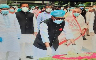 প্রতিষ্ঠাবার্ষিকীতে বঙ্গবন্ধুর প্রতিকৃতিতে শ্রদ্ধা আওয়ামী লীগের