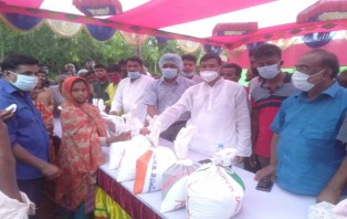 প্রতিষ্ঠাবার্ষিকীতে সাজেদা চৌধুরীর পক্ষে ত্রাণ বিতরণ