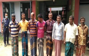 বিরামপুরে ৮ জুয়াড়ি আটক