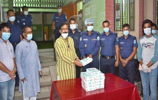 করোনায় সম্মুখযোদ্ধা হিসেবে পুলিশ বাহিনী দৃষ্টান্ত স্থাপন করে চলেছে -মনোরঞ্জন শীল গোপাল এমপি