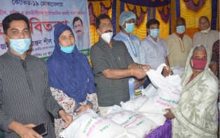 দিনাজপুরের বীরগঞ্জে হতদরিদ্রদের মানুষের মাঝে খাদ্যসামগ্রী বিতরণ