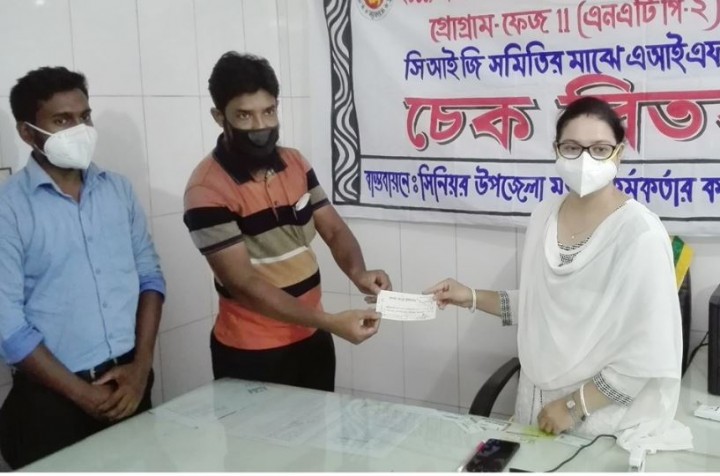 তালায় মাছচাষীদের দুটি সমিতিকে পিকাপ ক্রয়ের চেক হস্তান্তর