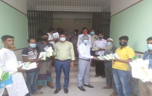 সালথায় খামারীদের মাঝে গরু হৃষ্টপুষ্ট করণ সামগ্রী বিতরণ