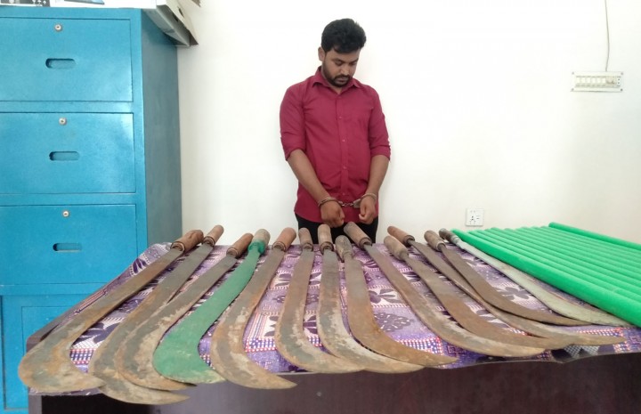 মাদারীপুরে দেশীয় অস্ত্রসহ সরকারি কর্মচারি আটক