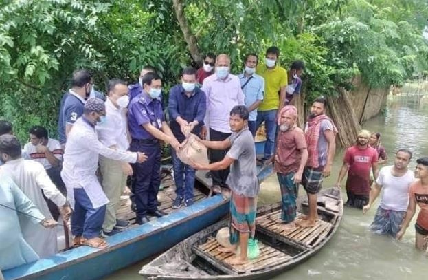 উপনেতার পক্ষে বন্যার্তদের মাঝে লাবু চৌধুরীর ত্রাণ বিতরণ