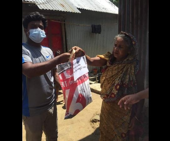 ত্রাণ নিয়ে বন্যার্তদের দৌড় গোঁড়ায় বন্ধন ফাউন্ডেশন 