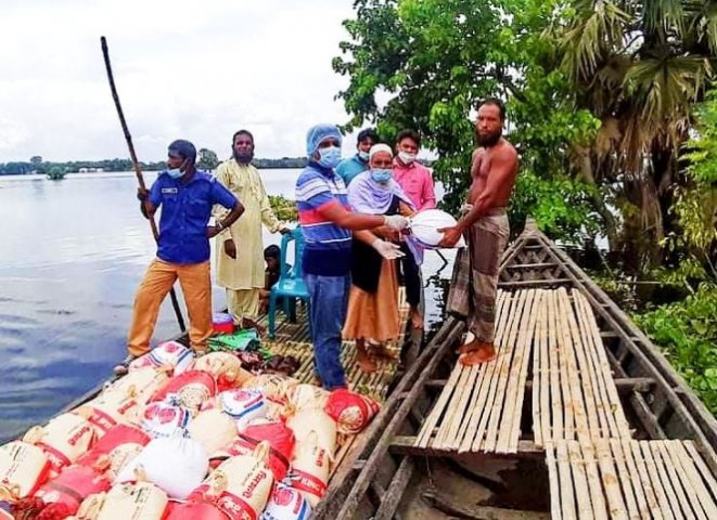সালথায় পানিবন্দি মানুষের বাড়িতে ত্রান পৌঁছে দিলেন ইউএনও
