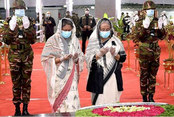 বঙ্গবন্ধুর প্রতিকৃতিতে প্রধানমন্ত্রীর শ্রদ্ধা